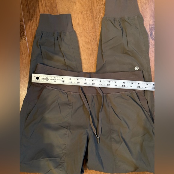 Lululemon Dance Studio Mid-Rise Jogger. Olive Green. Size 6 - Picture 8 of 10